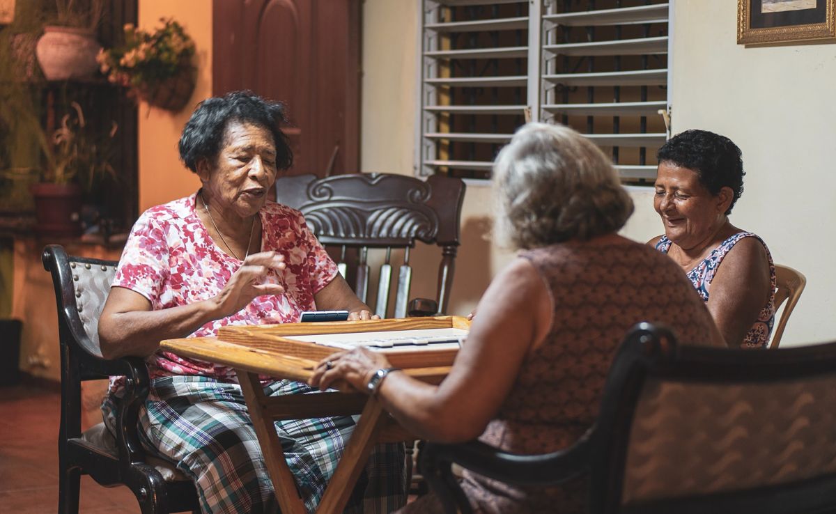 3 dominican ladies play dominoes