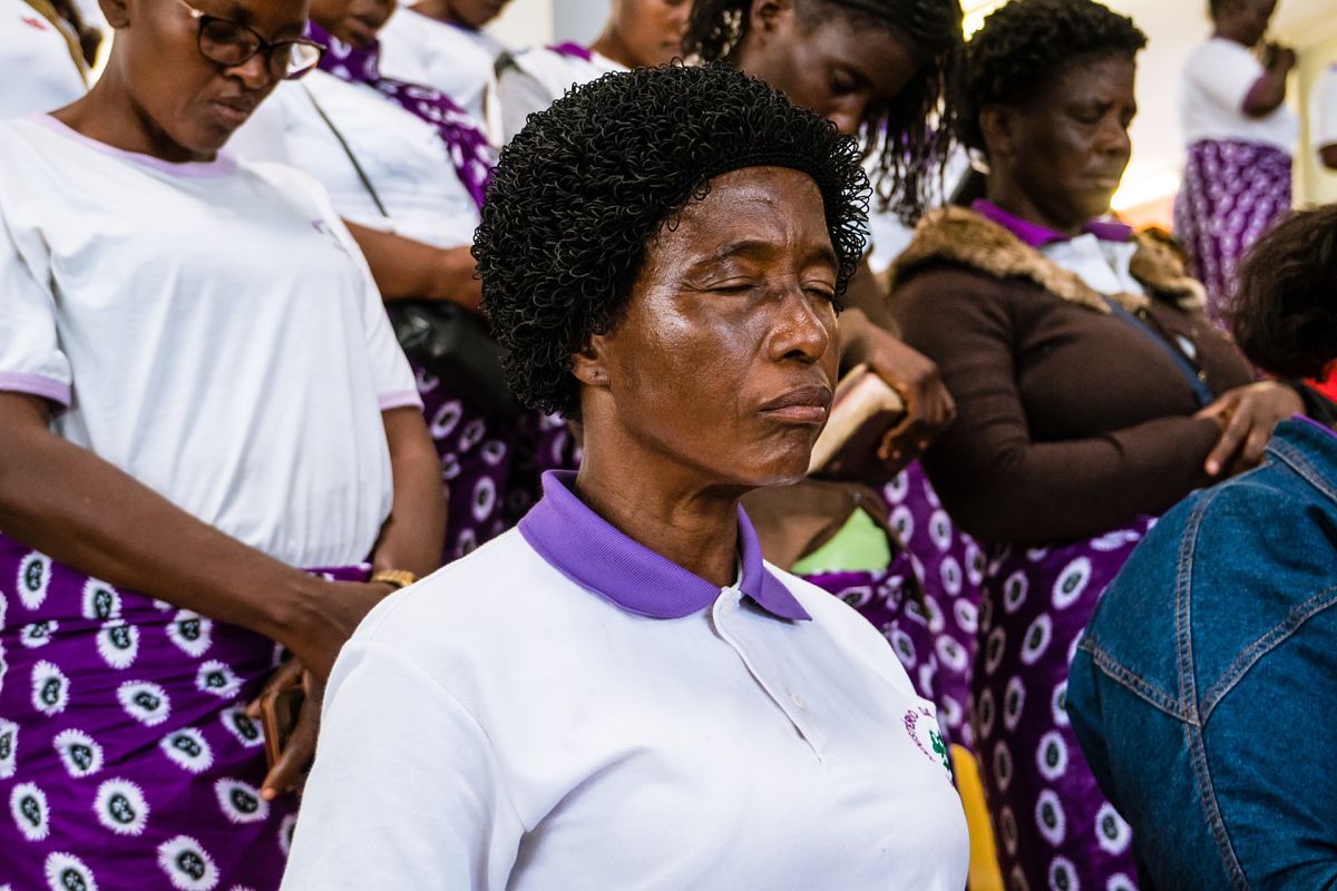 angolan women at prayer