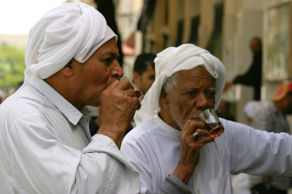 bahraini men drinking tea