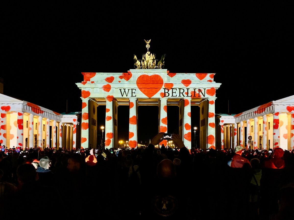 brandenburg gate berlin at night