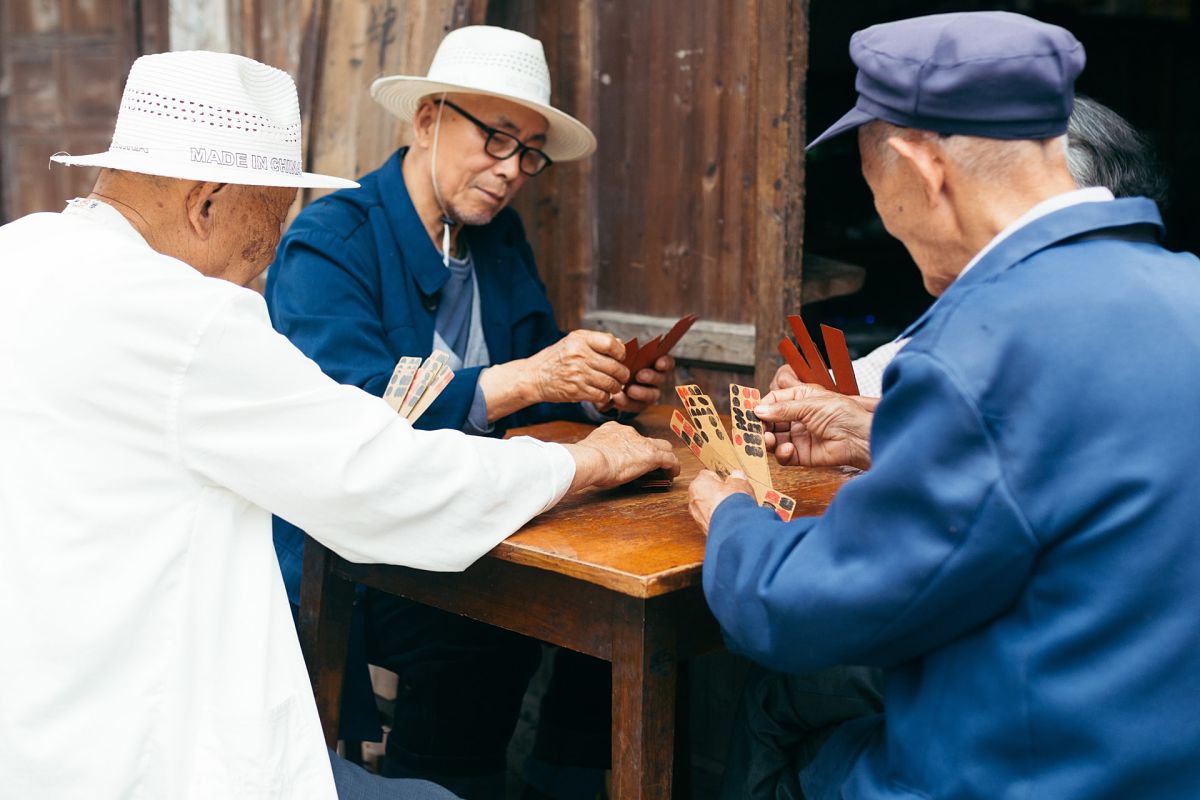 chinese men playing cards