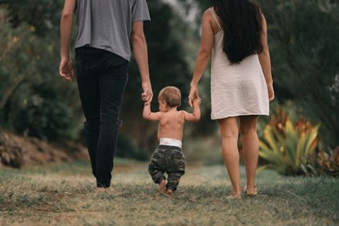 family-walk-kid