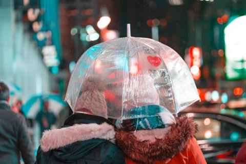 2-women-umbrella