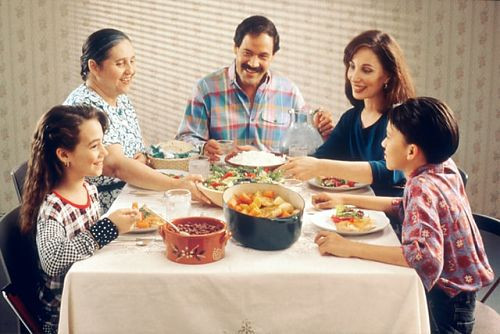 hispanic-family-dinner