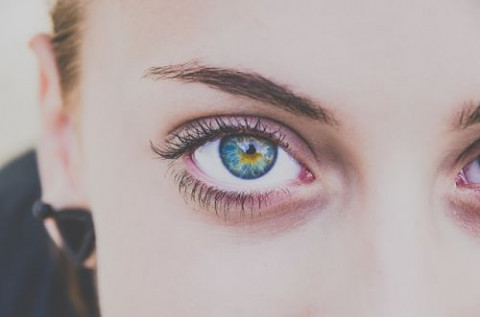 womans-eye-globe-coloured