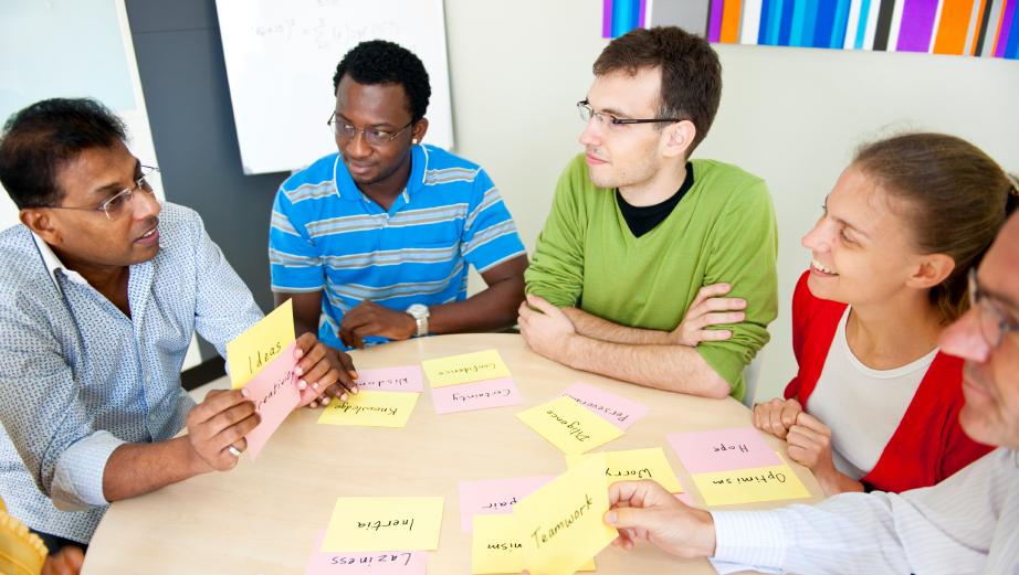 https://www.commisceo-global.com/images/easyblog_articles/1720/cultural_trainer_in_trainingroom.jpg
