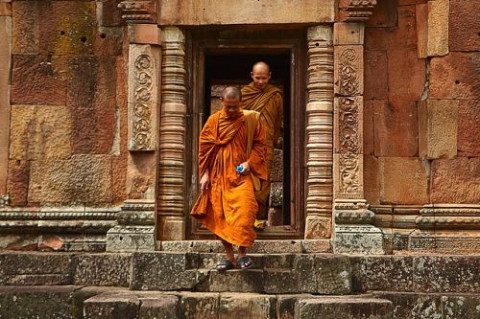 thai-monks-sunny-day