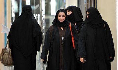 saudi-women-stroll-mall