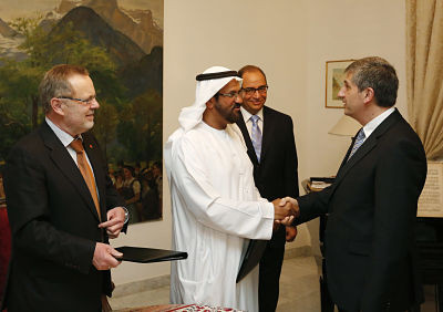 emirati-businessman-with-guests