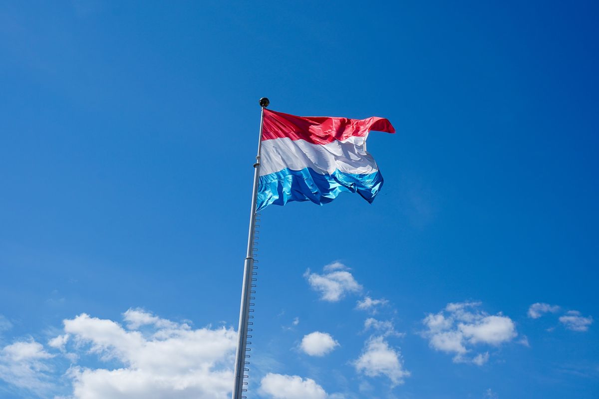 flying luxembourg flag