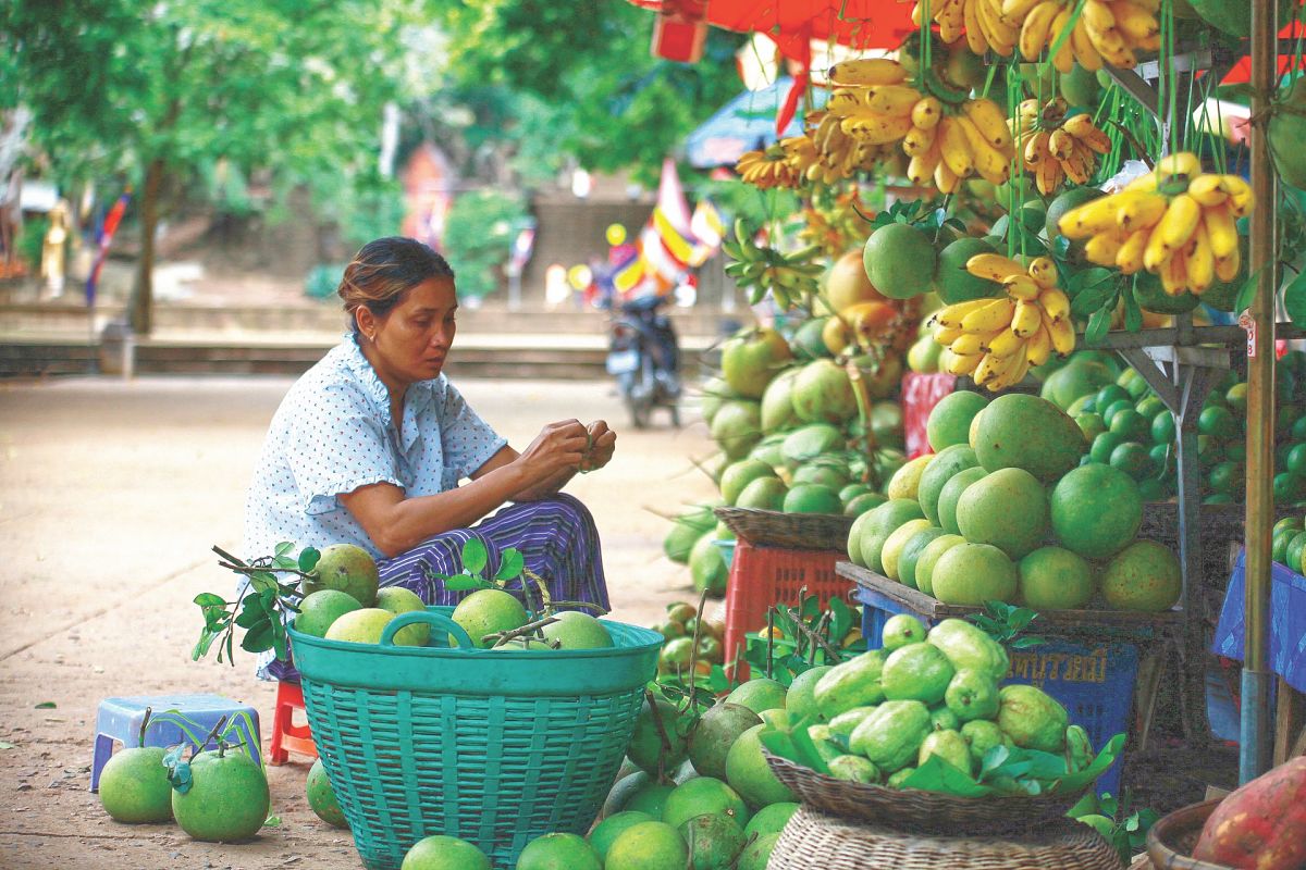 fruit seller cambodia