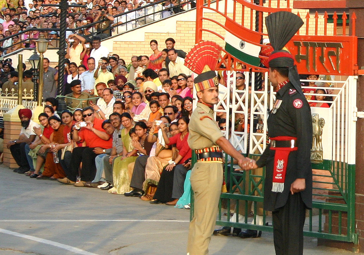 india pakistan border officials shaking hands