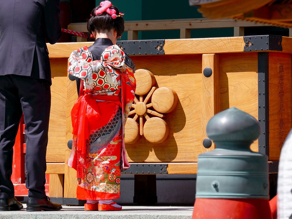 japanese girl praying shrine