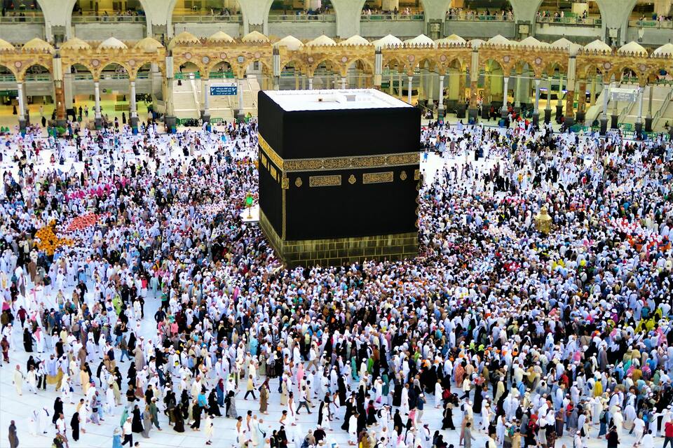 People doing 'tawaf' (circumbulation) of the Ka'ba in Makkah