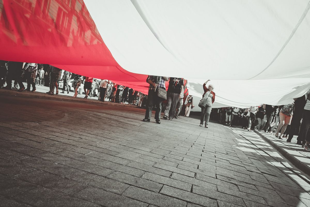 march in warsaw with polish flag