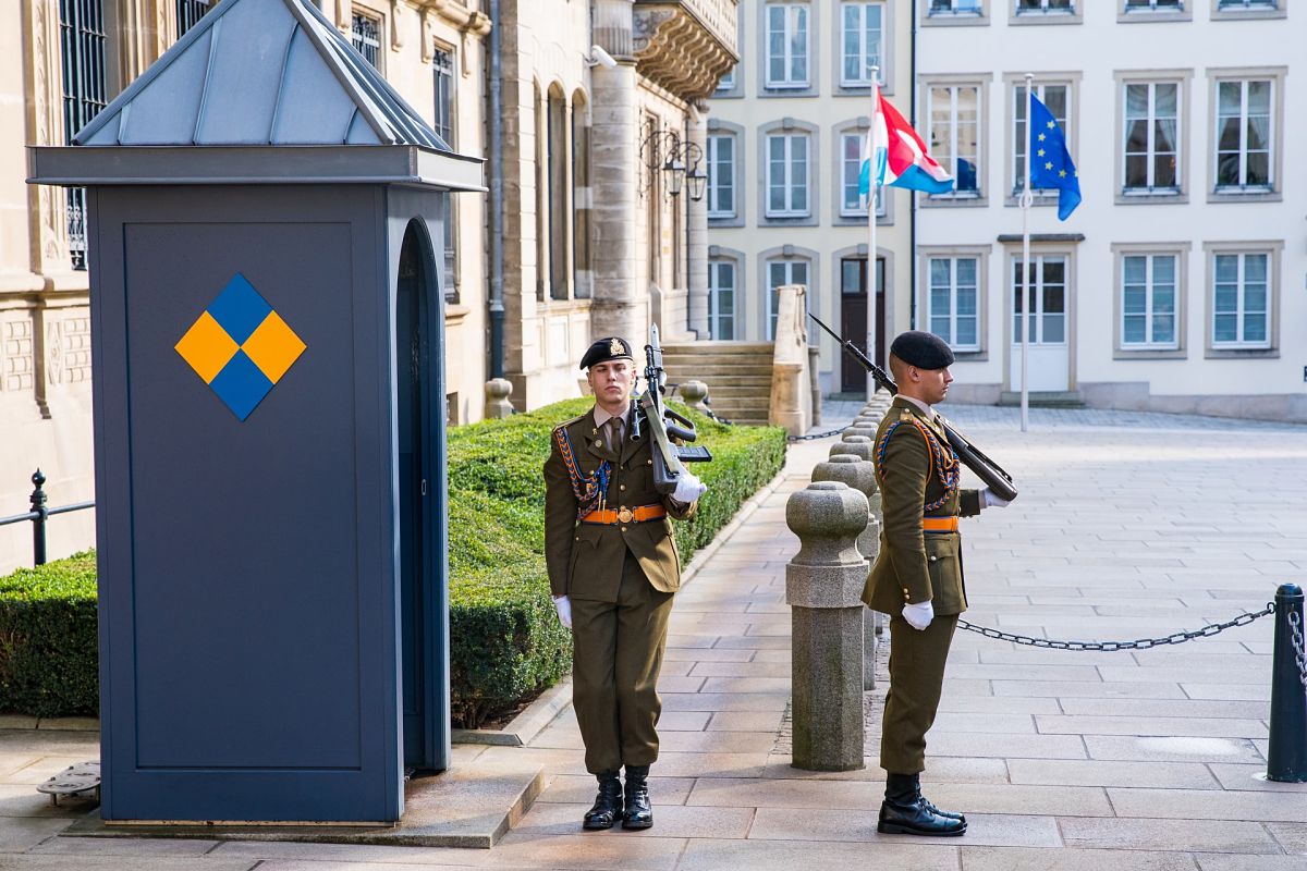 palace guards luxembourg