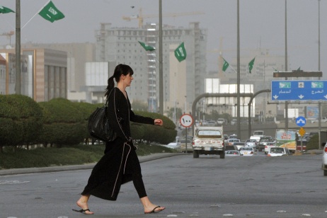 expat woman abaya saudiarabia