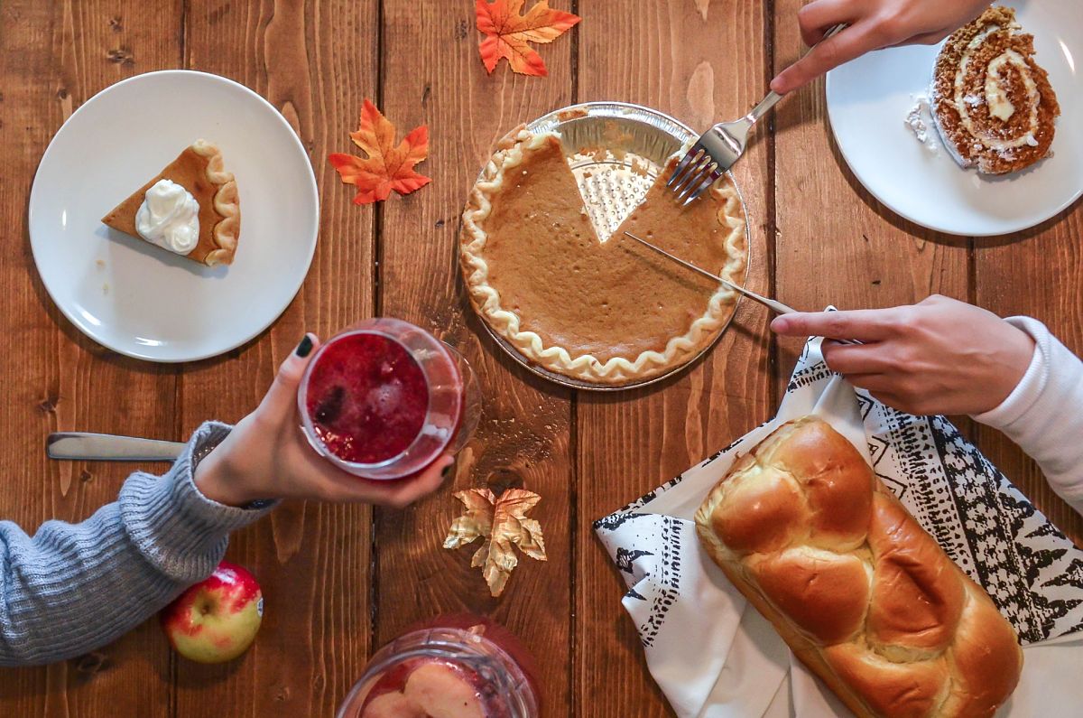 pumpkin pie thanksgiving table