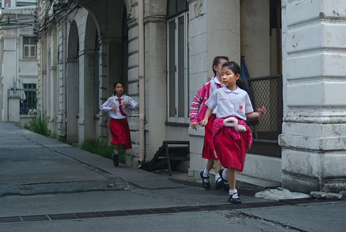 thai girls run to school