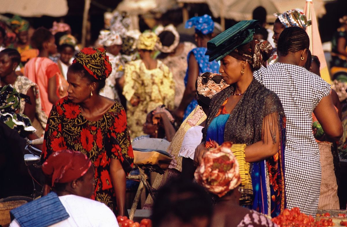 women shopping senegal market